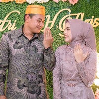 Dalam video yang viral di media sosial, Putri Isnari dilamar dengan uang panai sebesar Rp 2 miliar. “Hanya uang yang akan diberikan ke Putri, berjumlah Rp 2 miliar. Ini saya sampaikan bukan berarti gengsi atau takabur tidak, tapi ini wujud kasih sayang ke anak,” ujar seorang pria yang diduga ayah dari Abdul Aziz dalam video tersebut dilansir dari akun Instagram @rumpii_asiik. Foto: Instagram @da4_putri03