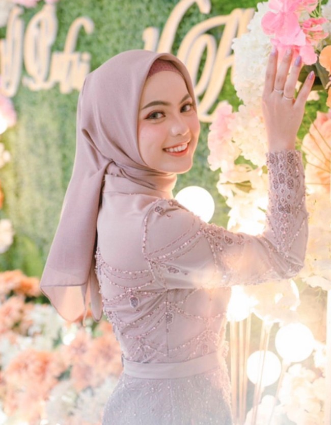 Putri Isnari sendiri terkenal karena menjadi jebolan ajang musik dangdut Indonesia. Penyanyi 19 tahun asal Balikpapan itu berhasil menjadi juara dua dari ajang tersebut. Foto: Instagram @da4_putri03