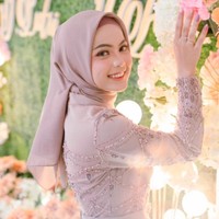 Putri Isnari sendiri terkenal karena menjadi jebolan ajang musik dangdut Indonesia. Penyanyi 19 tahun asal Balikpapan itu berhasil menjadi juara dua dari ajang tersebut. Foto: Instagram @da4_putri03