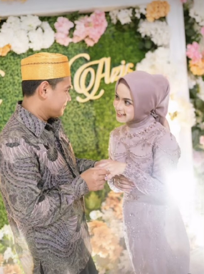 Abdul Azis merupakan putra dari pebisnis kaya asal Kalimantan Timur. Ayah Abdul Azis dikenal sebagai pemilik perusahaan konstruksi di Kalimantan Timur. Foto: Instagram @puziscouple_lovers