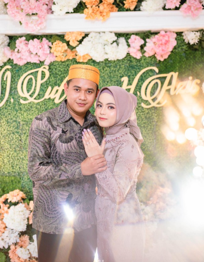 Putri Isnari dilamar oleh kekasihnya, Abdul Aziz, pada 28 Juli 2023. Putri Isnari tampil cantik dalam balutan hijab warna lilac yang manis. Foto: Instagram @da4_putri03 