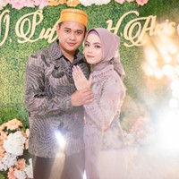 Putri Isnari dilamar oleh kekasihnya, Abdul Aziz, pada 28 Juli 2023. Putri Isnari tampil cantik dalam balutan hijab warna lilac yang manis. Foto: Instagram @da4_putri03 