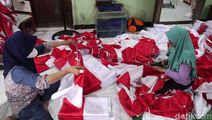 Perajin bendera di Boyolali kebanjiran order jelang Agustusan. Foto diambil Senin (31/7/2023).