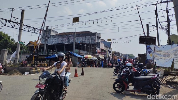 Perlintasan kereta api di Jl Hardiwinangun-Tirtayasa, Rangkasbitung, Lebak. (Foto: Fathul Rizkoh/detikcom)
