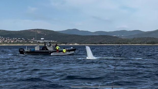 Pesawat Cessna 177 mendarat darurat di laut Prancis