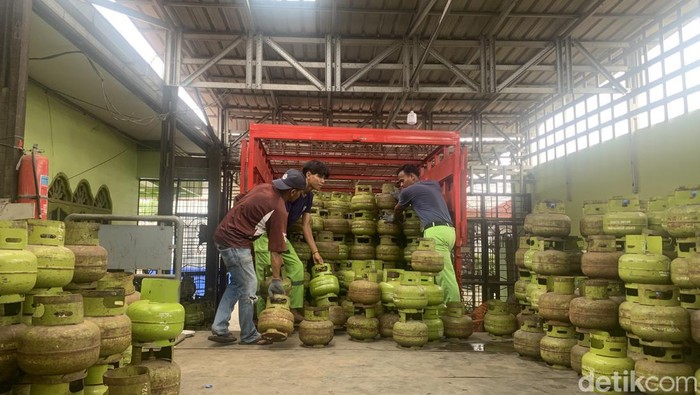 Petugas saat menyusun tabung LPG 3kg  yang akan disalurkan ke pangkalan di Kota Medan