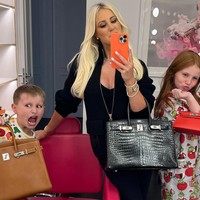 Ibu Pixie, Roxy, seorang pengusaha perhiasaan dan PR di agensi selebriti. Ia pun berbangga dengan anak sulungnya yang disebut memiliki jiwa berbisnis sejak kecil. Sebelumnya Roxy jadi perhatian karena memberikan Pixie mobil Mercedes-Benz GL di usia 10 tahun. Ia juga pernah dikritik karena merayakan pesta ulang tahun Pixie yang ke-11 di sebuah klub malam. Foto: Instagram @pixiecurtis