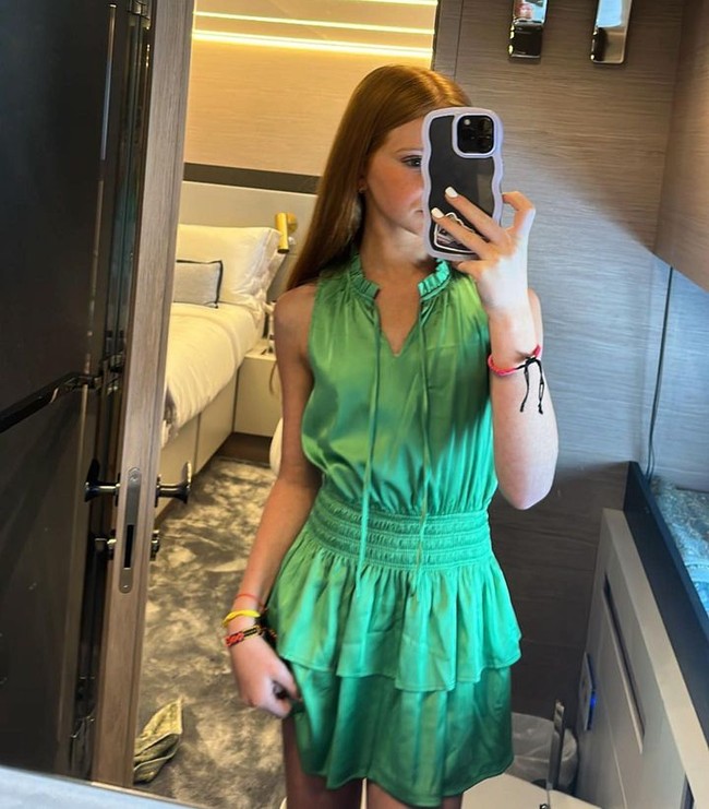 Menjelang pesta ulang tahunnya yang ke-12, Roxy Jacenko, menawarkan putrinya untuk merencanakan pesta pensiun sebelum Pixie meninggalkan posisi sebagai CEO agar fokus belajar. Anak itu pun tampaknya setuju. Sebelumnya, Pixie sendiri berencana untuk berhenti kerja di usia 15 tahun. Foto: Instagram @pixiecurtis