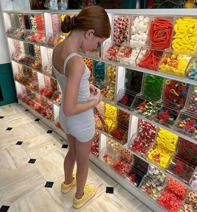 Pixie Curtis pertama kali berbisnis dengan meluncurkan brand aksesori pita Pixie Bow di 2011. Pada Mei 2021, Pixie kemudian terpikir ide bisnis baru lalu merilis Pixies Fidgets yang tengah jadi tren di kalangan anak sekolah. Produk kala itu laku keras bahkan habis dalam waktu dua hari setelah dirilis. Foto: Instagram @pixiecurtis