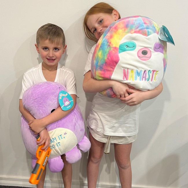 Aku sangat bangga dengan dia dan adiknya (ikut membantu dalam memilih produk). Ide Pixie untuk menambahkan fidget dan mainan sensorik ke dalam bisnis pitanya yang mana banyak orang berkata tidak akan jadi populer malah menjadi sukses besar, kata ibunya, Roxy.Bantuan dari dia dan adiknya membuat aku melakukan pembelian, mengisi stok, sangat sukses dibanding usia mereka jadi mobil barunya adalah sebuah hadiah. Kami membuat dampak, kami harus terus, bekerja lebih keras. Selanjutnya Rolls Royce, tambahnya. Foto: Instagram @pixiecurtis