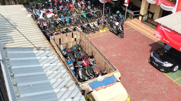 Polisi gagalkan penyelundupan 18 motor curian berkedok perlengkapan rumah tangga.