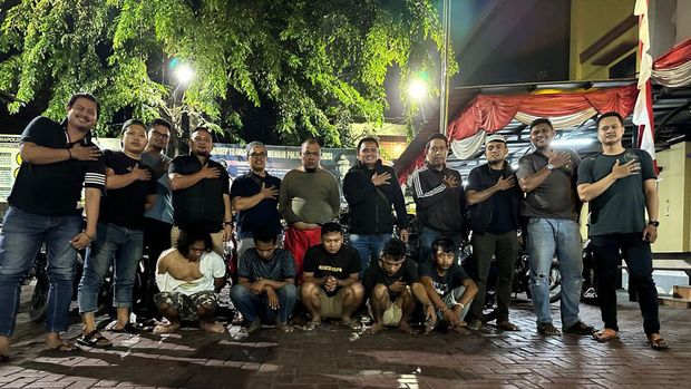 Polisi gagalkan penyelundupan 18 motor curian berkedok perlengkapan rumah tangga.