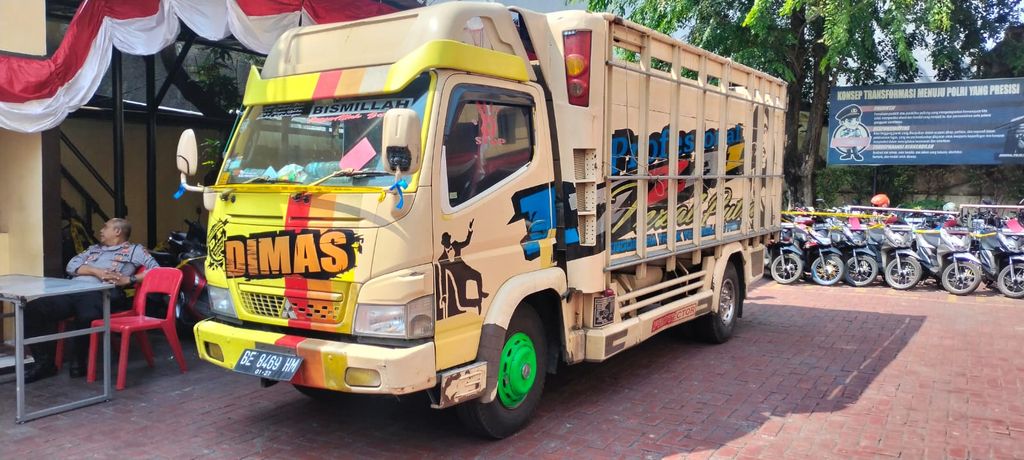 Polisi gagalkan penyelundupan 18 motor curian berkedok perlengkapan rumah tangga.