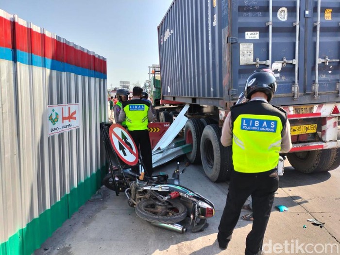 Polisi melakukan olah TKP di lokasi kecelakaan pemotor tewas tertabrak truk usai terjatuh menabrak rambu Larangan mendahului di Semarang, Senin (31/6/2023).