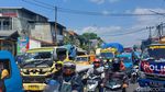Potret Truk Tersangkut Jembatan di Bogor hingga Kontainer Timpa Mobil