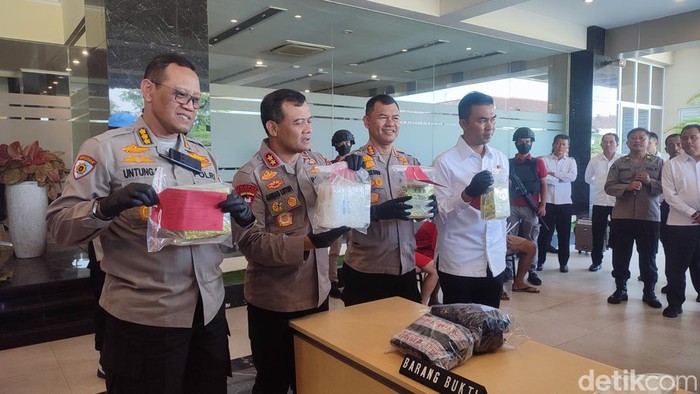 Polisi menggelar konferensi pers penangkapan kurir sabu 4 kg di Mapolda Jateng, Senin (31/7/2023).