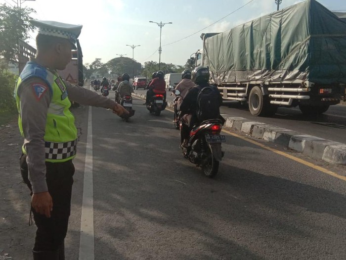 Polisi menunjukkan lokasi kecelakaan 2 pemotor di jalur lambat Jalan Ahmad Yani, Kalurahan Tamanan, Kapanewon Banguntapan, Kabupaten Bantul, Senin (31/6/2023).