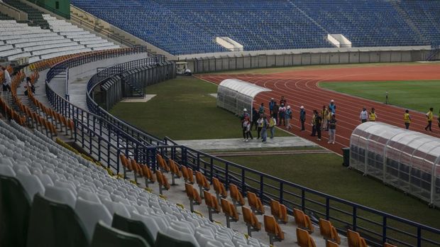 Suasana saat perwakilan Federasi Sepak Bola Internasional (FIFA) melakukan peninjauan dan pengecekan kesiapan di Stadion Si Jalak Harupat, Kabupaten Bandung, Jawa Barat, Minggu (30/7/2023). Delegasi FIFA tersebut melakukan peninjauan dengan didampingi perwakilan PSSI, Kementerian PUPR dan pengelola di sejumlah stadion utama hingga stadion latihan di kawasan Bandung Raya untuk memastikan kesiapan dan kelayakan fasilitas penyelenggaraan piala dunia sepak bola U-17. ANTARA FOTO/Novrian Arbi/nz