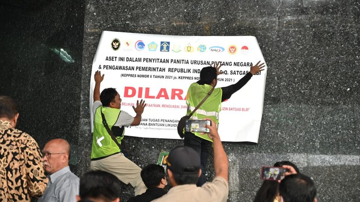 Satgas BLBI kembali menyita aset obligor/debitur guna memenuhi kewajiban pembayaran utang ke negara. Kali ini penyitaan dilakukan terhadap harta kekayaan lainnya obligor Bank Indonesia Raya (BIRA) Atang Latief dan Obligor Bank Tamara Lidia Muchtar, Senin (31/7/2023).