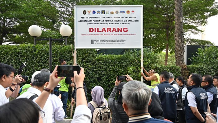 Satgas BLBI kembali menyita aset obligor/debitur guna memenuhi kewajiban pembayaran utang ke negara. Kali ini penyitaan dilakukan terhadap harta kekayaan lainnya obligor Bank Indonesia Raya (BIRA) Atang Latief dan Obligor Bank Tamara Lidia Muchtar, Senin (31/7/2023).