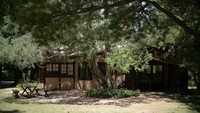 Rumah tempat Robert Oppenheimer, fisikawan atom dan direktur Laboratorium Los Alamos selama Perang Dunia II, berdiri di Los Alamos, New Mexico, AS, 30 Juli 2023.