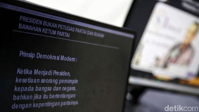 Lingkaran Survei Indonesia (LSI) Denny JA merilis hasil survei head to head bakal capres Prabowo Subianto dan Ganjar Pranowo. Prabowo dan Ganjar berjarak 10,4 persen.