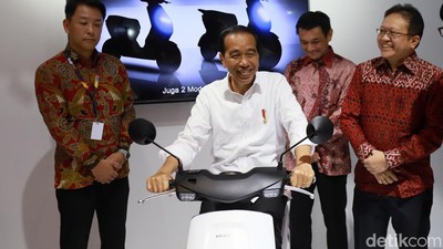 Dievaluasi Jokowi, Kini Semua Orang Bisa Dapat Subsidi Motor Listrik Rp 7 Juta