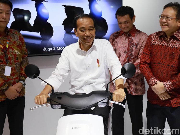 Dievaluasi Jokowi, Kini Semua Orang Bisa Dapat Subsidi Motor Listrik Rp 7 Juta