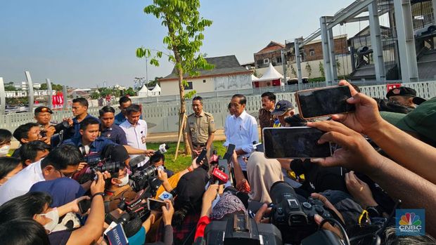 Presiden Joko Widodo saat menghadiri peresmian sodetan Ciliwung. (CNBC Indonesia/Emir)