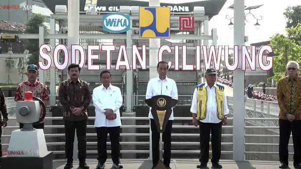 Presiden Joko Widodo (tengah) saat menghadiri peresmian sodetan Ciliwung. (YouTube/Sekretariat Presiden)