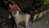 Penjualan kerajinan dari tanah liat yang biasa dijadikan cendera mata itu menurun 50 persen dari bulan sebelumnya yakni sekitar 400 biji per bulan menjadi 200 biji per bulan karena menurunnya kunjungan wisatawan.