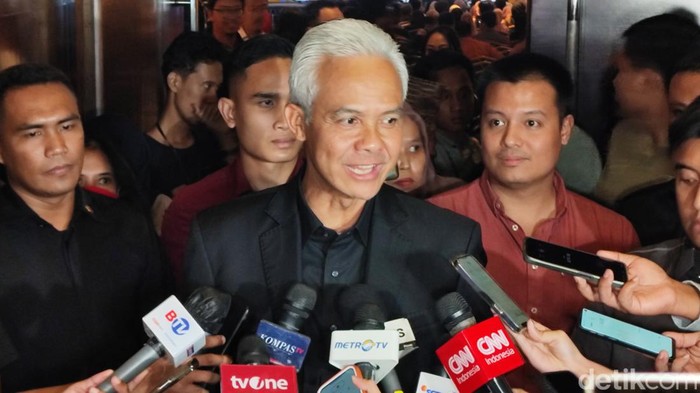 Gubernur Jawa Tengah Ganjar Pranowo resmi menjadi calon presiden (Capres) dari PDIP untuk Pilpres 2024. Yuk, simak profil dan karier Ganjar Pranowo!