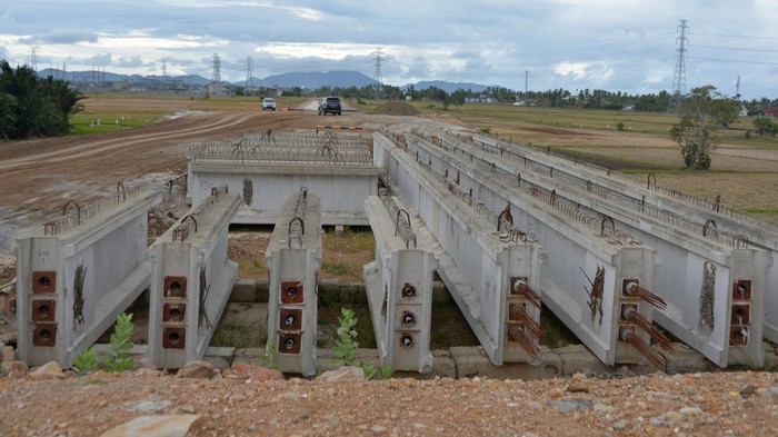Kendaraan melintas di lokasi pembangunan jalan dan  jembatan menuju pintu Tol Kuta Baro pada Seksi 6 Tol Sigli-Banda Aceh di Aceh Besar, Aceh, Senin (31/7/2023). Kementerian PUPR mencatat enam ruas Jalan Tol Trans Sumatera sepanjang 596 kilometer telah beroperasi penuh hingga Juli 2023 dan tujuh ruas lainnya sepanjang 361 kilometer dalam tahap kontruksi. ANTARA FOTO/Ampelsa/tom.