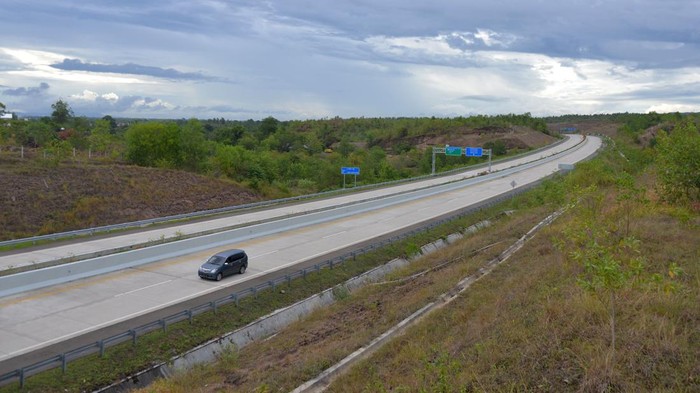 Progres Jalan Tol Trans Sumatera Kendaraan melintas di lokasi pembangunan jalan dan jembatan menuju pintu Tol Kuta Baro pada Seksi 6 Tol Sigli-Banda Aceh di Aceh Besar, Aceh, Senin (31/7/2023). Kementerian PUPR mencatat enam ruas Jalan Tol Trans Sumatera sepanjang 596 kilometer telah beroperasi penuh hingga Juli 2023 dan tujuh ruas lainnya sepanjang 361 kilometer dalam tahap kontruksi. ANTARA FOTO/Ampelsa/tom.