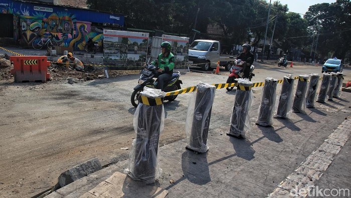 Progres Revitalisasi Trotoar di Kawasan Blok M Jelang KTT ke-43 ASEAN Pekerja menggarap proyek revitalisasi trotoar di kawasan Blok M, Jakarta Selatan, Senin (31/7/2023). Dinas Bina Marga DKI Jakarta merevitalisasi infrastruktur kota di sejumlah kawasan yang menjadi akses atau berdekatan dengan lokasi penyelenggaraan Konferensi Tingkat Tinggi (KTT) ke-43 ASEAN.