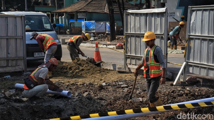 Progres Revitalisasi Trotoar di Kawasan Blok M Jelang KTT ke-43 ASEAN Pekerja menggarap proyek revitalisasi trotoar di kawasan Blok M, Jakarta Selatan, Senin (31/7/2023). Dinas Bina Marga DKI Jakarta merevitalisasi infrastruktur kota di sejumlah kawasan yang menjadi akses atau berdekatan dengan lokasi penyelenggaraan Konferensi Tingkat Tinggi (KTT) ke-43 ASEAN.