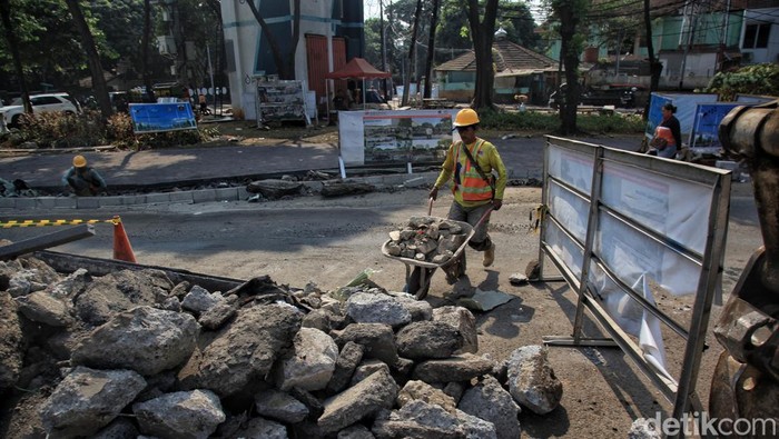 Progres Revitalisasi Trotoar di Kawasan Blok M Jelang KTT ke-43 ASEAN Pekerja menggarap proyek revitalisasi trotoar di kawasan Blok M, Jakarta Selatan, Senin (31/7/2023). Dinas Bina Marga DKI Jakarta merevitalisasi infrastruktur kota di sejumlah kawasan yang menjadi akses atau berdekatan dengan lokasi penyelenggaraan Konferensi Tingkat Tinggi (KTT) ke-43 ASEAN.