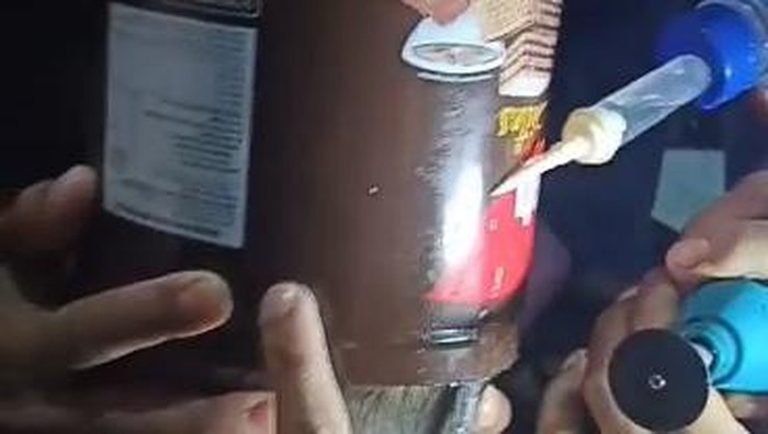 Proses evakuasi kaleng biskuit yang jepit kepala bocah di Tasikmalaya