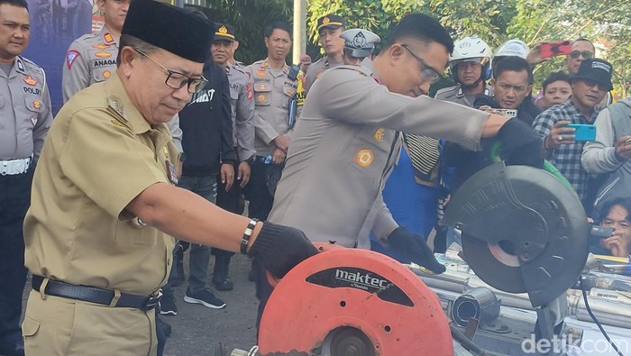 Proses pemusnahan knalpot bising di Cianjur