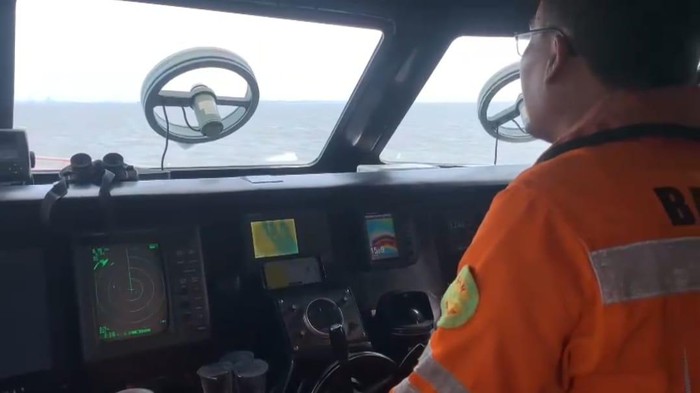 Proses pencarian 11 orang yang hilang usai kapal karam di perairan dekat Riau