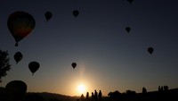 Ratusan balon udara itu terbang di atas lembah Sagrantino dan Tuderte, Italia.