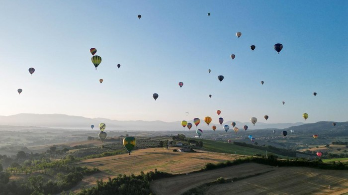 Balloons take part in the 36th Italian International Balloon Grand Prix in Gualdo Cattaneo, near Perugia, Italy July 29, 2023. REUTERS/Yara Nardi