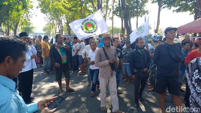 Ratusan pedagang Pasar Srimangun menggeruduk Kantor DPRD Sampang menolak relokasi sepihak.
