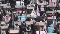 Ratusan tukang becak berkumpul mendeklarasikan dirinya mendukung Ganjar Pranowo di Gedung DPRD Kota Bogor, Jawa Barat, Minggu (30/7/2023). 