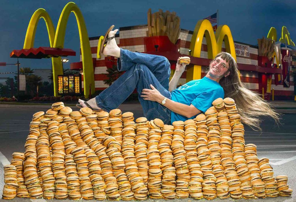 Nekat! 5 Orang Ini Lahap Ribuan Burger untuk Pecahkan Rekor Dunia
