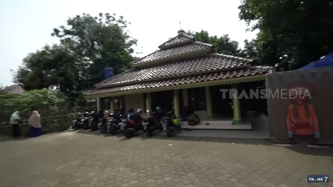 Bagi ayah dua anak itu, ibadah tetap nomor satu. Oleh karena itu, ia juga mendirikan sebuah masjid. (Foto: YouTube/Trans7 Official)