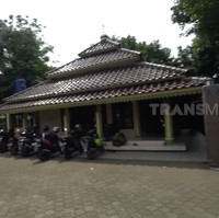 Bagi ayah dua anak itu, ibadah tetap nomor satu. Oleh karena itu, ia juga mendirikan sebuah masjid. (Foto: YouTube/Trans7 Official)