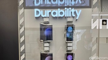 Ada juga instalasi mesin yang tidak berhenti membuka tutup Galaxy Z Fold 5 dan Galaxy Z Flip 5. Kedua ponsel ini sendiri diklaim dapat dibuka tutup hingga 200.000 kali dan telah mendapatkan sertifikasi dari Bureau Veritas. Foto: Virgina Maulita Putri/detikINET