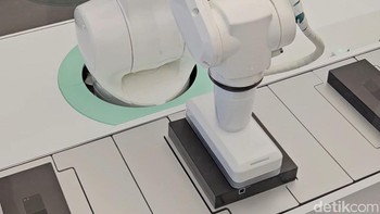 Di ujung conveyor belt ada robot pintar yang bertugas mengecap kotak kemasan Galaxy Z Fold 5 dan Galaxy Z Flip 5 dengan warna sesuai produknya. Foto: Virgina Maulita Putri/detikINET