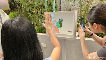 Pengunjung toko pop-up Samsung juga bisa mengambil foto di beberapa photobooth unik yang disediakan. Menariknya, semua foto di photobooth ini diambil menggunakan kamera Galaxy Z Flip 5. Foto: Virgina Maulita Putri/detikINET